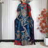 Eine Frau trägt ein blau-orangefarbenes Blumenmuster-Sommerseiden-Abaya-Kaftankleid.