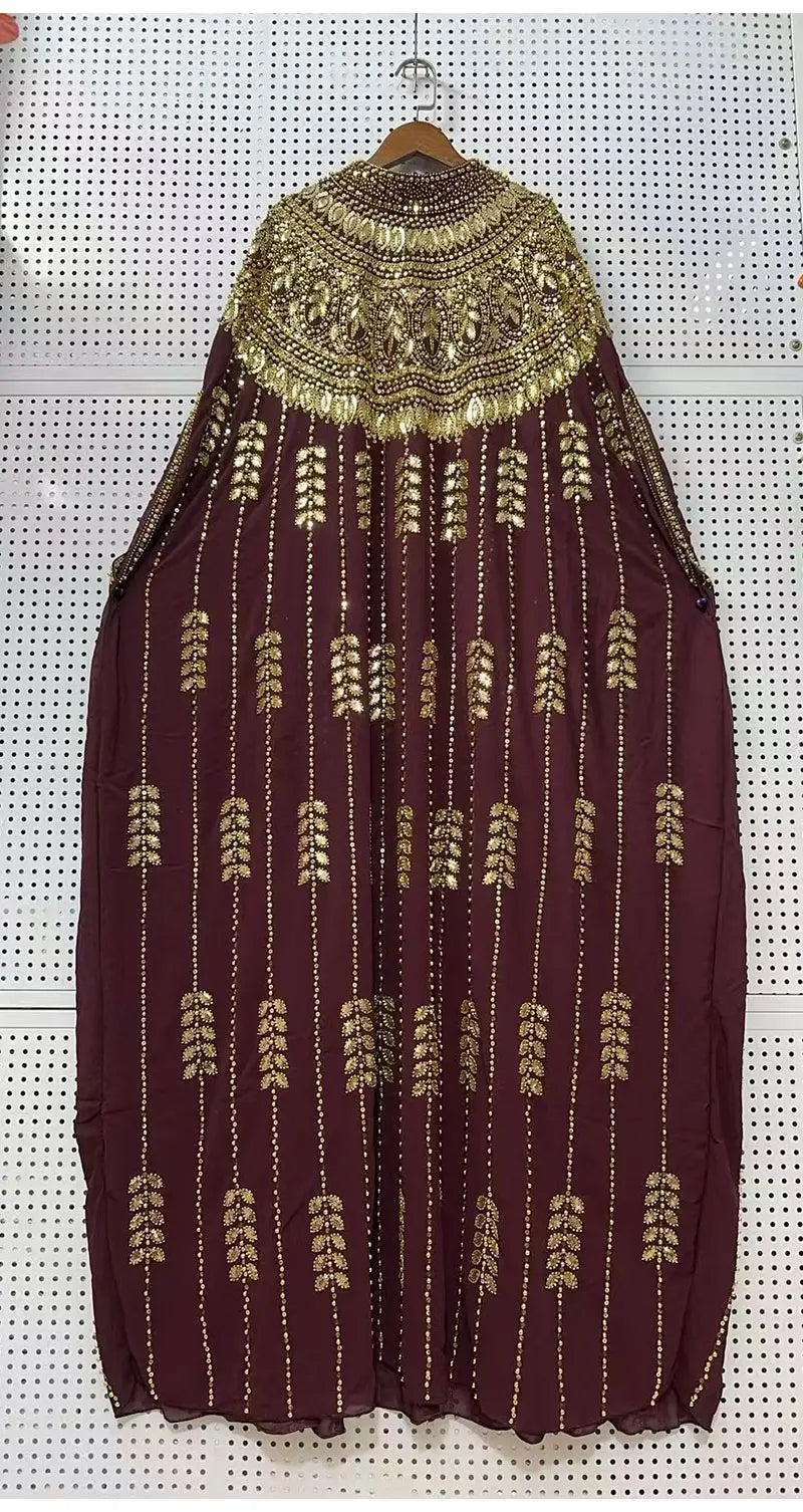 Maroon Batwing-Robe-Kleid mit schwerem goldenem Paillettenstickerei und Verzierungen.