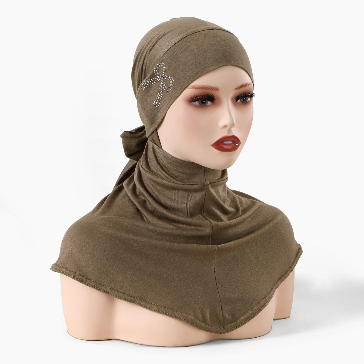 Una modelo vistiendo un elegante pañuelo completo con cinta en verde oliva.