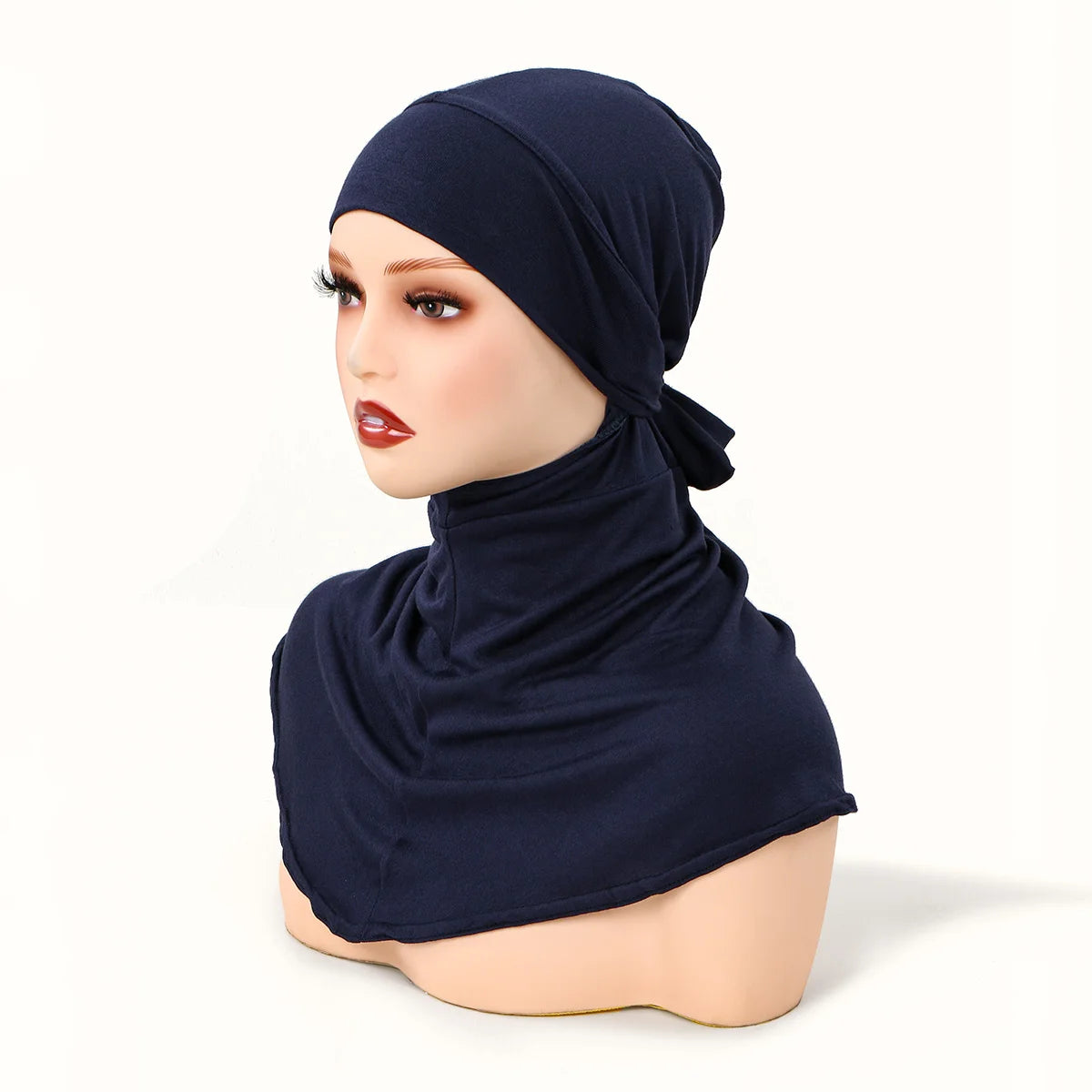Una modelo vistiendo un elegante hiyab azul marino de cobertura total con un lazo.