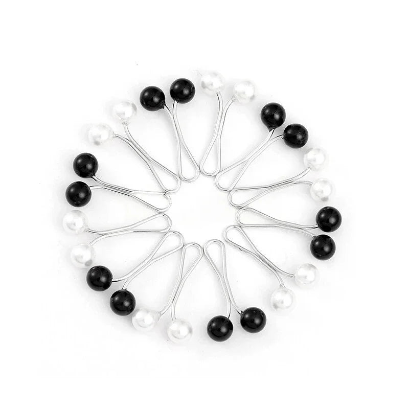 Arrangement circulaire de douze épingles et pinces décoratives en argent sur fond blanc.