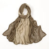 Ein drapierter Schal aus Rayon-Modal-Stoff in erdigen Brauntönen und Beige.