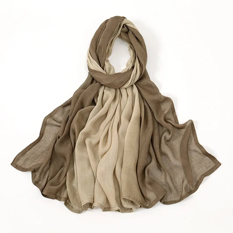 Ein drapierter Schal aus Rayon-Modal-Stoff in erdigen Brauntönen und Beige.