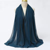 Dunkel-türkises Chiffon-Hijab-Schal elegant auf einem Mannequin drapiert.