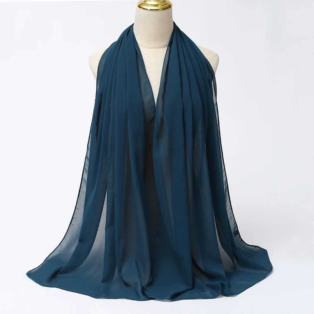 Dunkel-türkises Chiffon-Hijab-Schal elegant auf einem Mannequin drapiert.