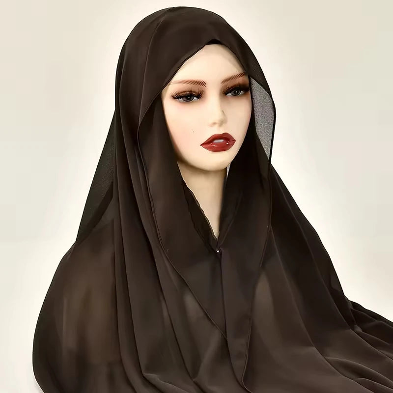 Model trägt einen dunkelbraunen Instant-Chiffon-Hijab mit einer Magnetverschluss.