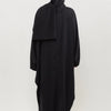 Lange schwarze traditionelle, schlichte Abaya, die von hinten gezeigt wird.