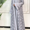 Une longue tenue abaya en dentelle gris clair pour femmes avec broderie florale et un vêtement intérieur assorti.