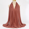 Ein drapierter, fester Terrakotta-Chiffon-Hijab-Schal auf einem Mannequin.