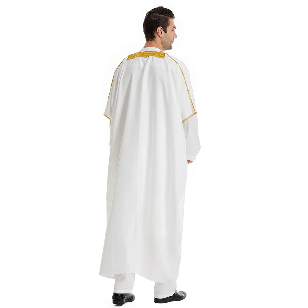 Mann trägt ein elegantes weißes Jubba-Thobe Kaftan mit goldenen Verzierungen.