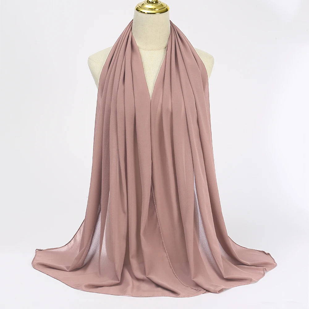 Fließender mauvefarbener Chiffon-Hijab-Schal elegant auf einem Mannequin drapiert.