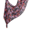 Fließender, durchscheinender Modal-Schal-Hijab mit Aquarell-Blumenmuster in Rosa-, Orange- und Grautönen.