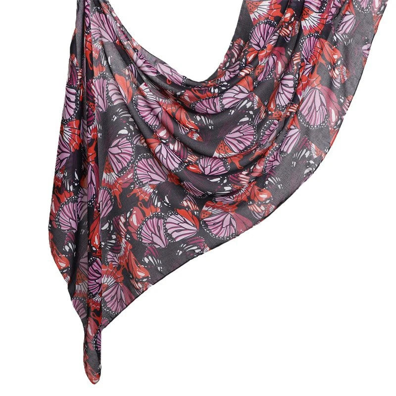 Fließender, durchscheinender Modal-Schal-Hijab mit Aquarell-Blumenmuster in Rosa-, Orange- und Grautönen.