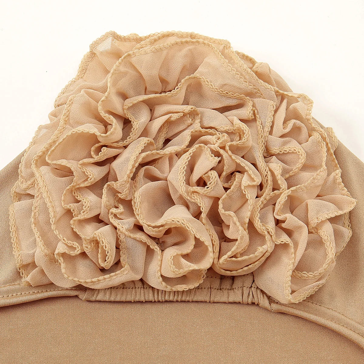Beige Spitzenblumen-Volumizer-Hijab-Kappe mit gerafften Stoffdetails.