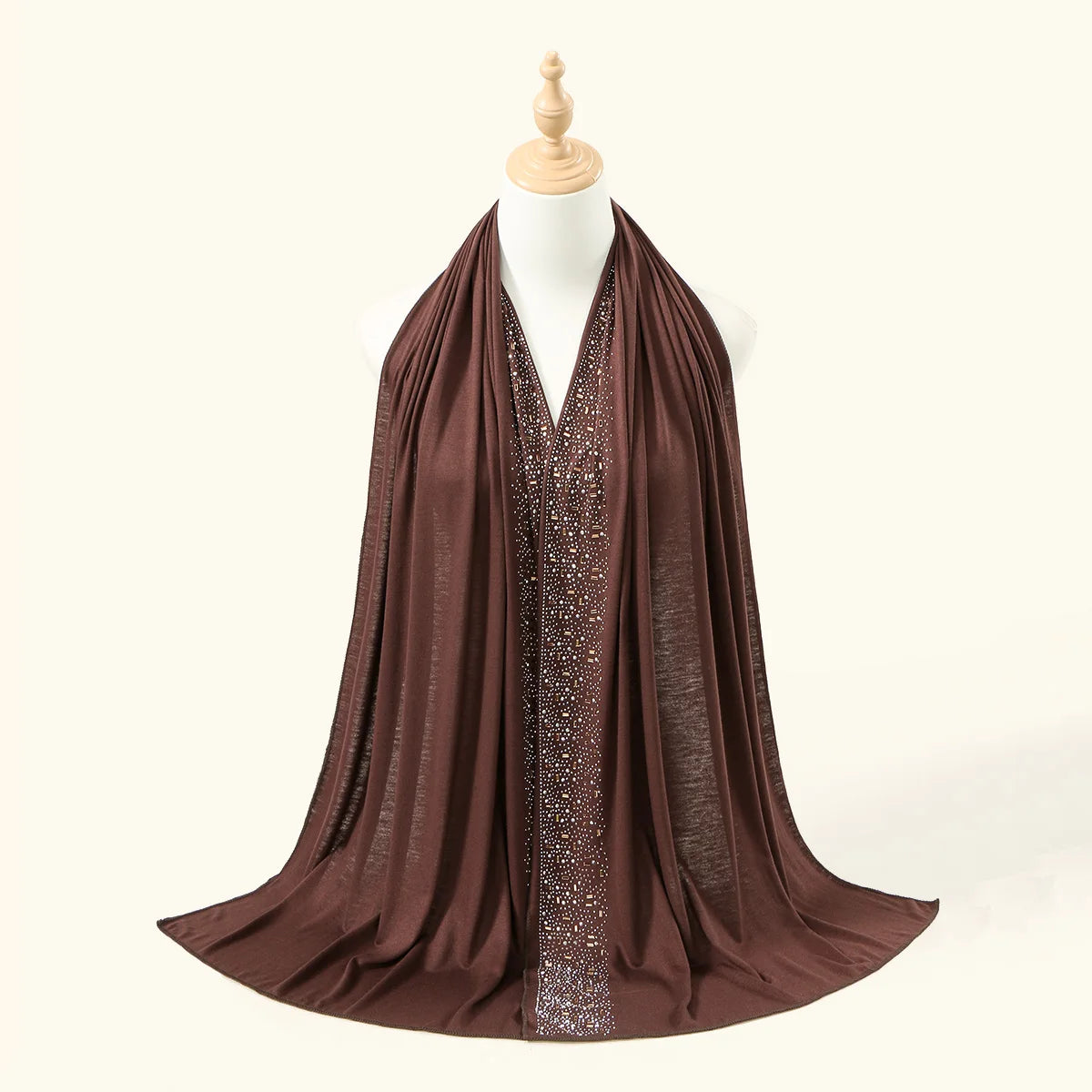 Drapierte braune Luxus-Rhinestone-Hijab-Schal auf einem Mannequin.