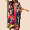 Eine Frau modelliert ein buntes marokkanisches Batwing Kaftan-Überkleid mit tiefem V-Ausschnitt und fließenden Ärmeln.