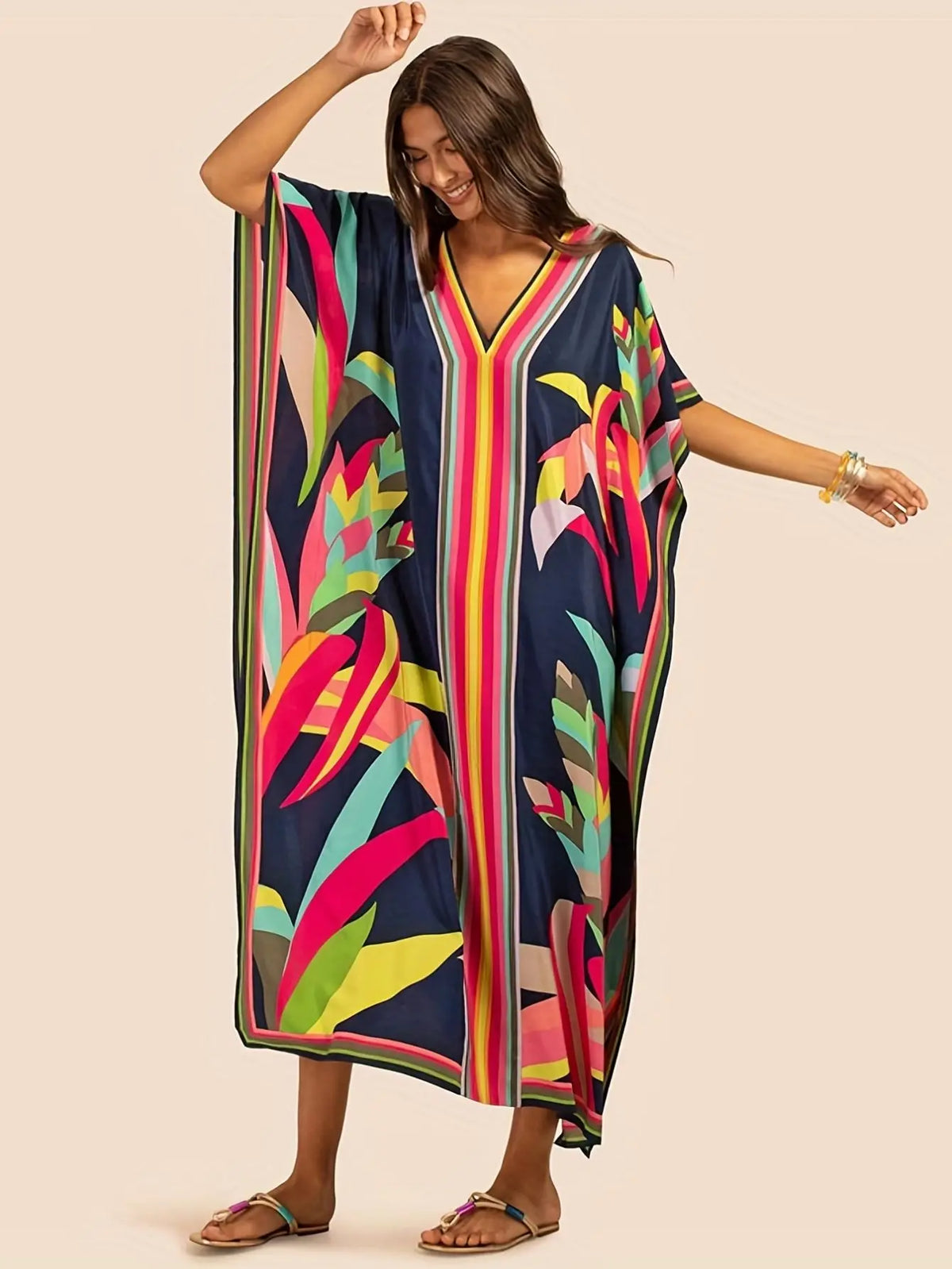 Eine Frau modelliert ein buntes marokkanisches Batwing Kaftan-Überkleid mit tiefem V-Ausschnitt und fließenden Ärmeln.