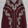 Maroon Batwing-Robe mit schweren Paillettenstickerei und feiner Perlenarbeit.