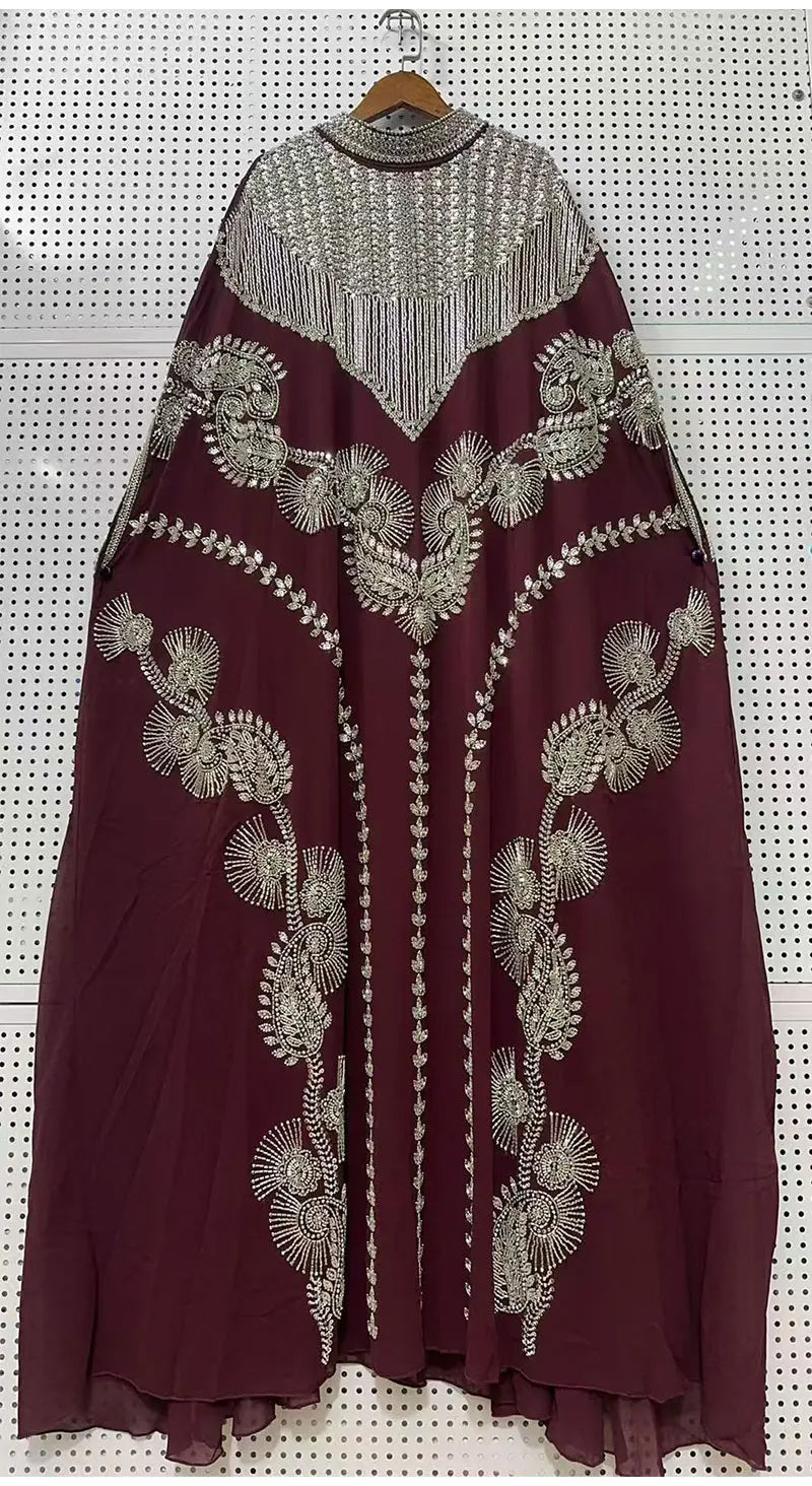 Maroon Batwing-Robe mit schweren Paillettenstickerei und feiner Perlenarbeit.