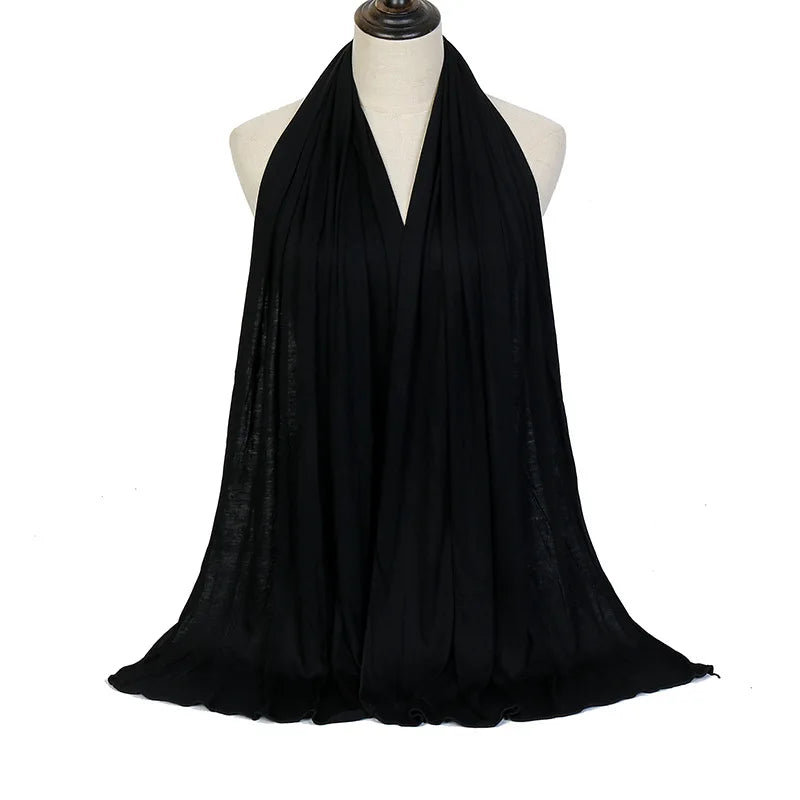 Pañuelo de algodón modal negro premium drapeado alrededor del cuello de un maniquí