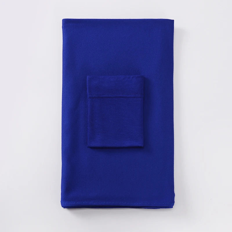 Un set de hijab de camiseta azul real con tela principal y una bolsa a juego.