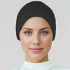 Eine Frau trägt eine schwarze weiche Baumwoll-Stretch-Hijab-Kappe und ein Stirnband.
