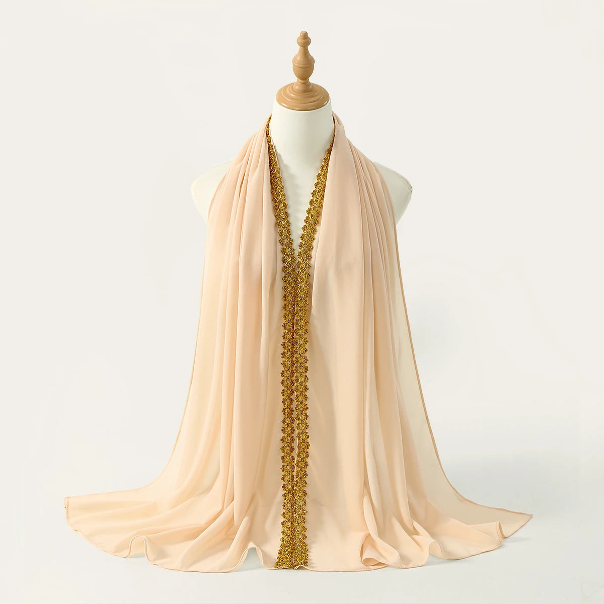 Helle Pfirsich-Spitze-Chiffon-Hijab-Schal auf einem Mannequin.