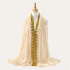 Helles beige Spitzen-Chiffon-Hijabtuch über einem Mannequin drapiert.