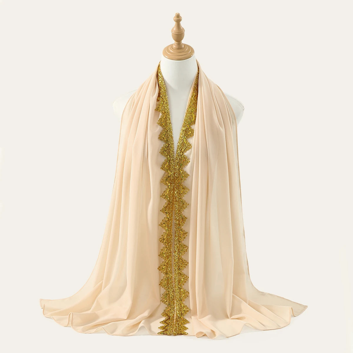 Helles beige Spitzen-Chiffon-Hijabtuch über einem Mannequin drapiert.