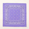 Bandana en coton violet avec broderie de paisley blanche détaillée.