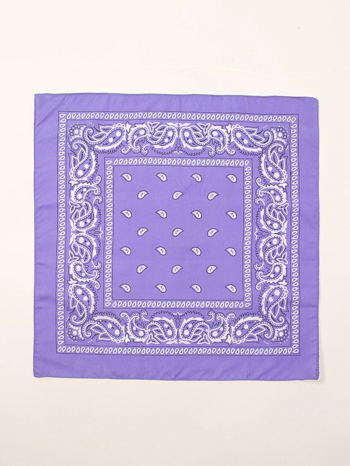 Bandana en coton violet avec broderie de paisley blanche détaillée.