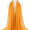 Helles orangefarbenes Chiffon-Hijab-Schal auf einem Mannequin.