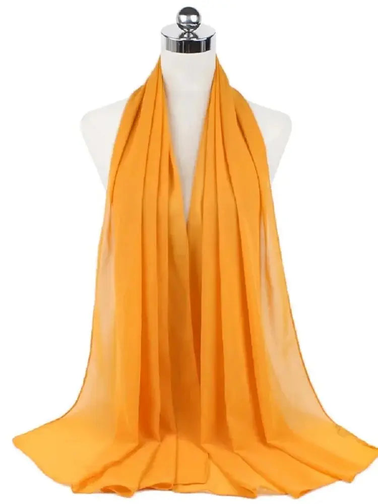 Helles orangefarbenes Chiffon-Hijab-Schal auf einem Mannequin.