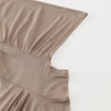 Gros plan d'un bonnet hijab prêt-à-porter en coton mélangé beige, montrant la texture du tissu et les détails de la couture.