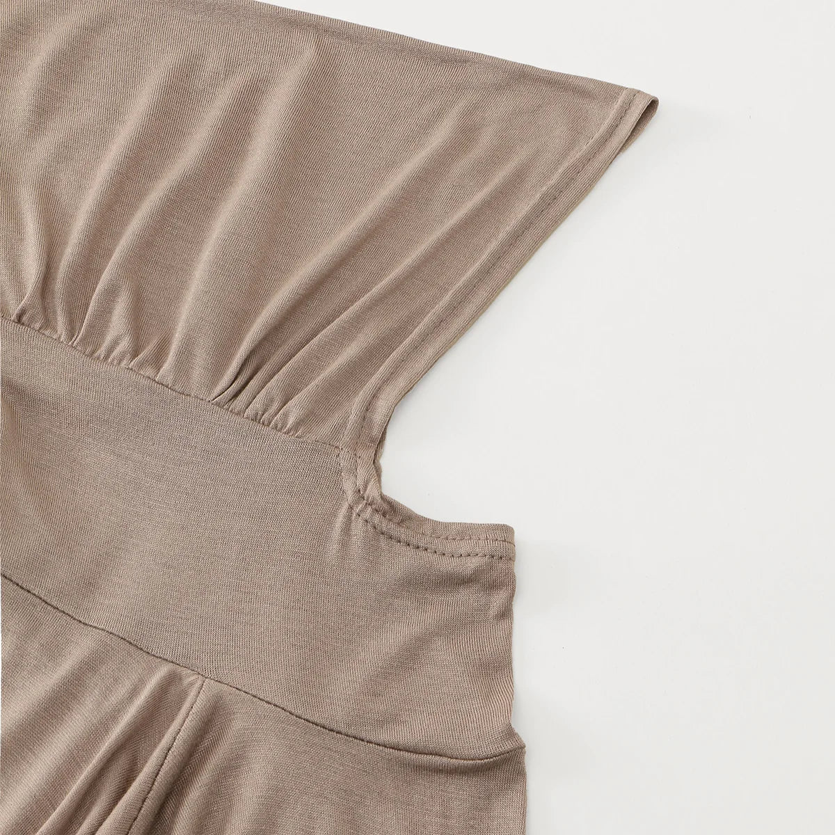 Gros plan d'un bonnet hijab prêt-à-porter en coton mélangé beige, montrant la texture du tissu et les détails de la couture.