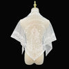 Chal triangular bordado blanco con representación de la Virgen y el Niño.