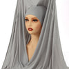 Model trägt einen grauen Instant-Chiffon-Hijab über Kopf und Schultern.