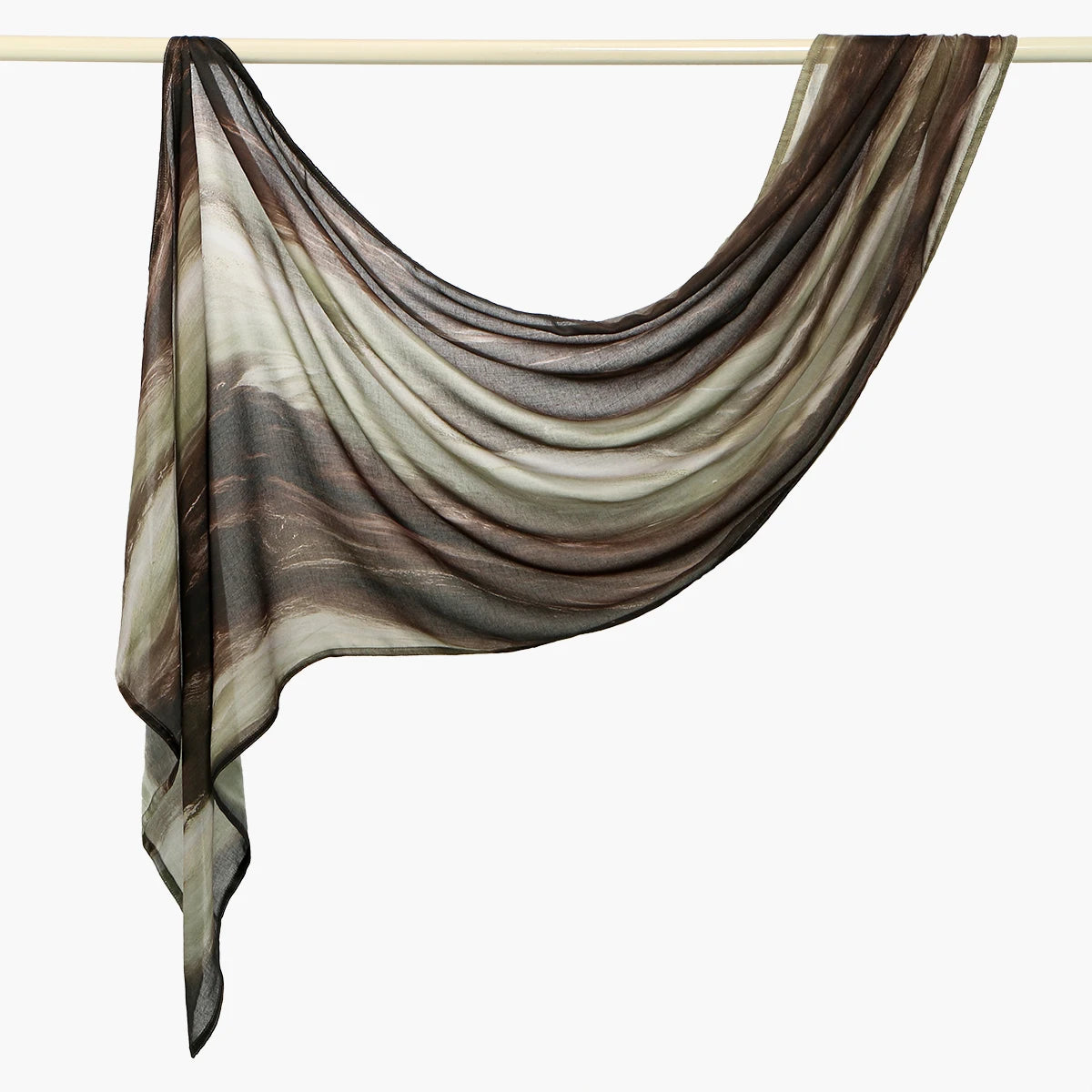 Fließender, durchscheinender braun-grauer Aquarell-druck, Baumwoll-Leinen-Hijab-Schal, über einer Wäscheleine drapiert.