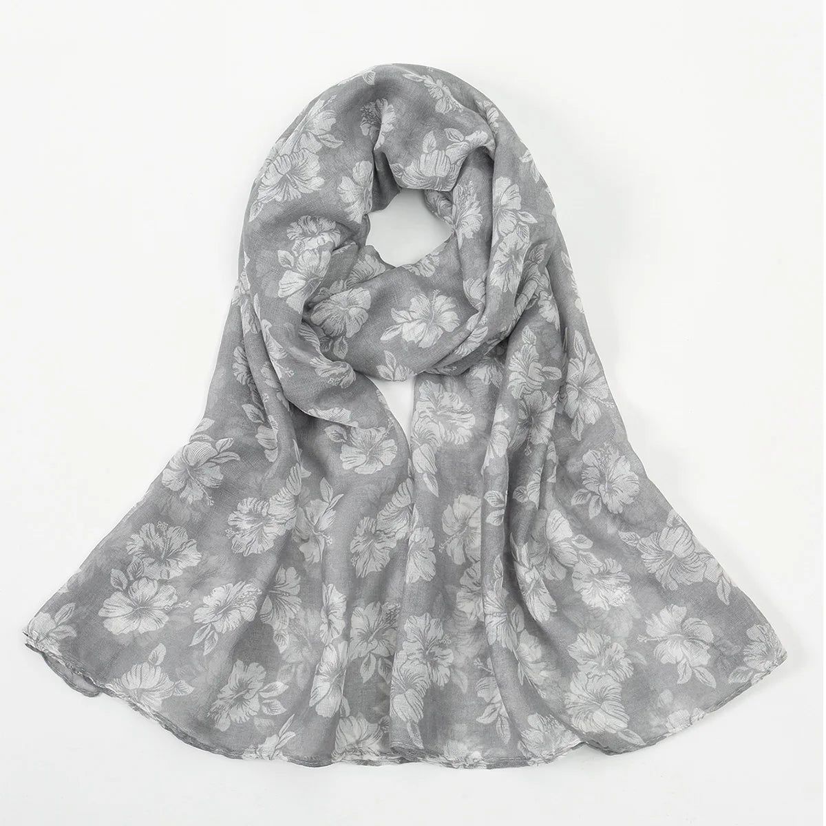 Ein weicher grauer floraler Viskose-Hijabschal elegant drapiert.