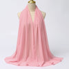 Ein rosa Chiffon-Hijab-Schal über dem Hals und den Schultern einer Mannequin drapiert.