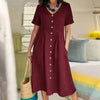 Maroones Baumwoll- und Hanf-V-Ausschnittkleid mit kurzen Ärmeln und Knöpfen, auf einem Model dargestellt.