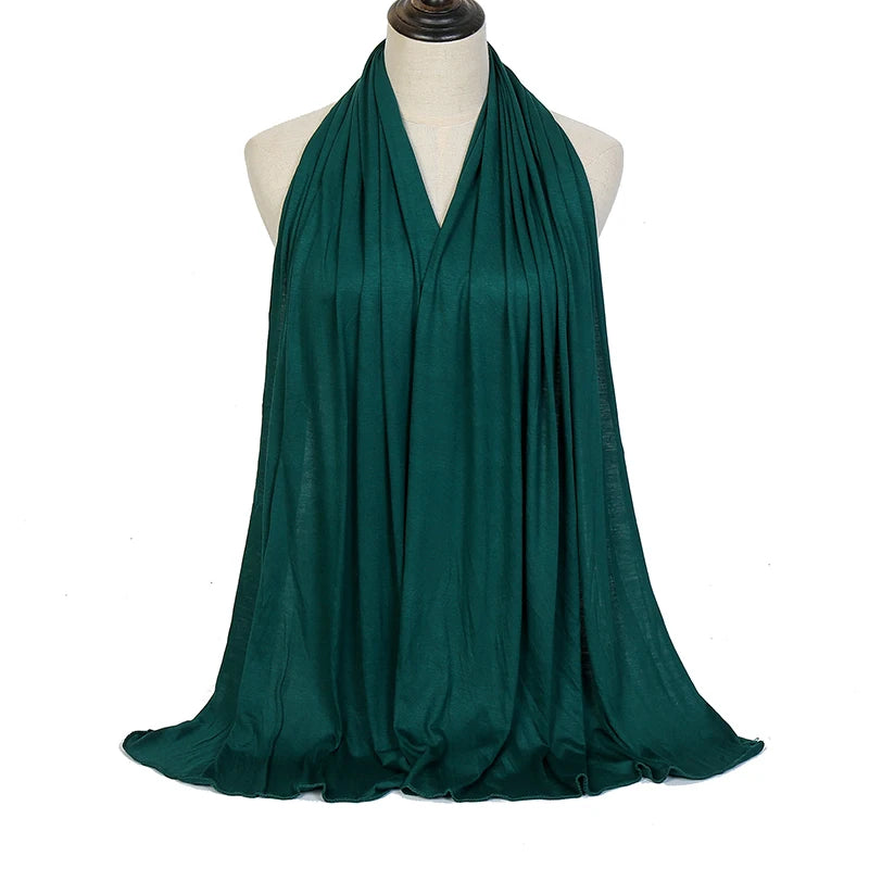 Dunkelgrüner Premium-Modall-Hijabschal, um den Hals eines Mannequins drapiert.