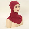 Ein Model trägt eine maroonfarbene, dehnbare Baumwoll-Hijab-Bonnet mit voller Bedeckung.