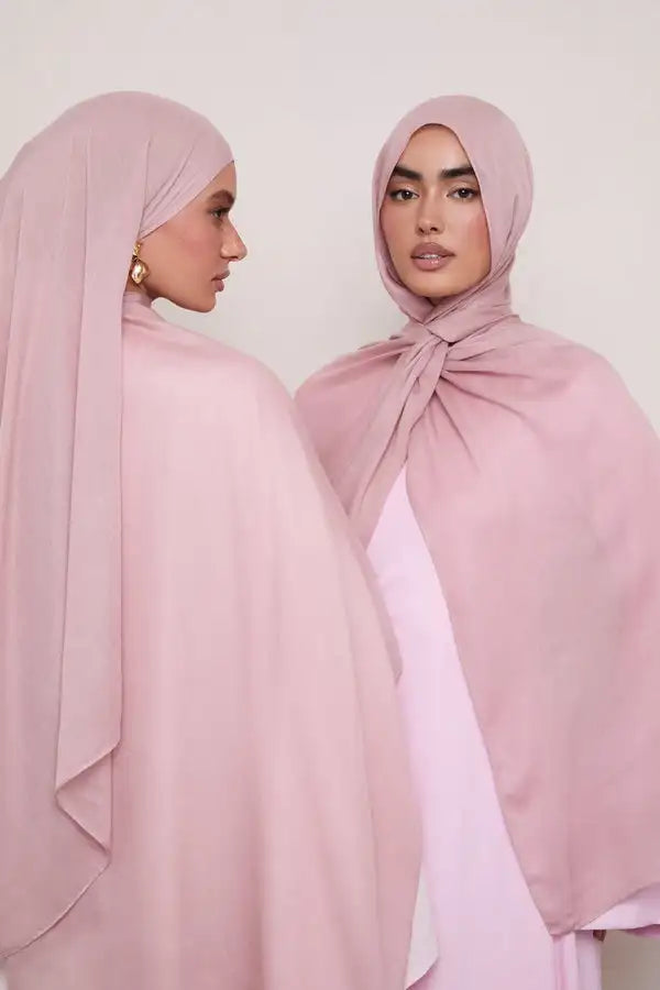Deux femmes portant des foulards de modal rose poudré se regardant