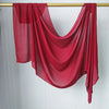 Un foulard modal de couleur rouge vif drapé sur une corde à linge.