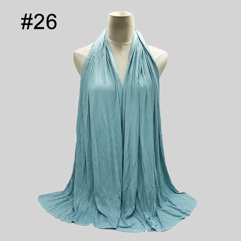 Helles blaues Baumwoll-Jersey-Hijab-Schal, drapiert um einen Mannequin.