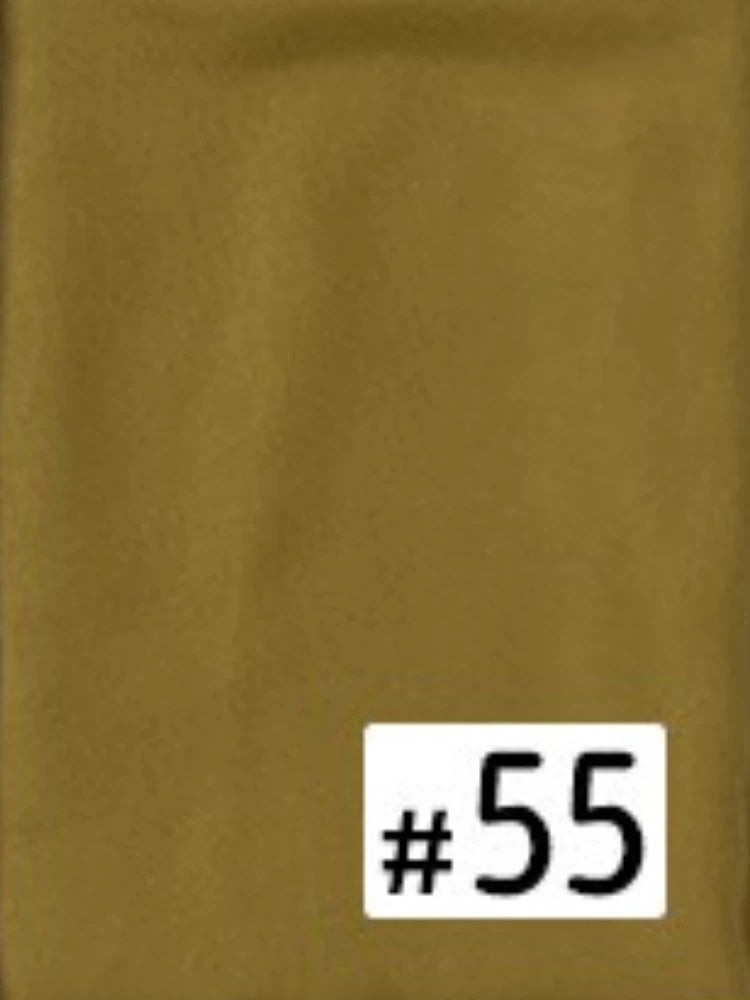 Gros plan d'un tissu vert olive avec le numéro 55 imprimé en noir dans le coin inférieur droit.