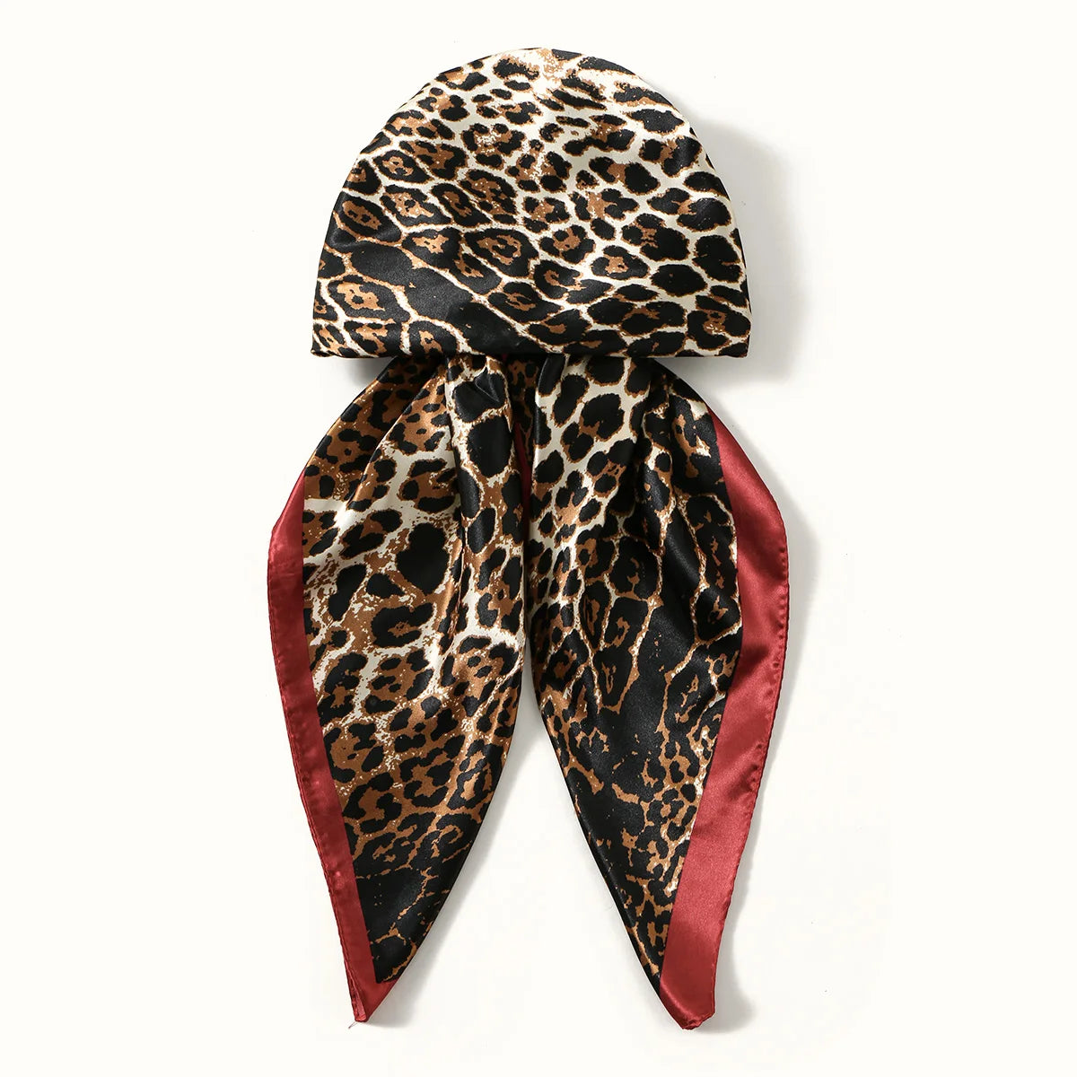 Pañuelo de satén con estampado de leopardo negro y marrón, atado estilo turbante.