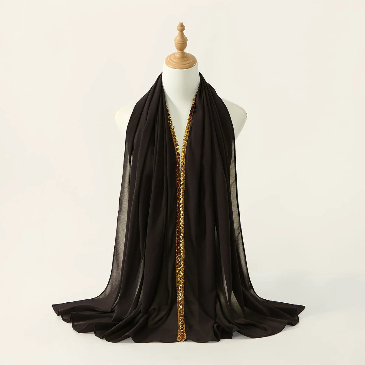 Schwarzer Spitze-Chiffon-Hijab-Schal auf einem Mannequin
