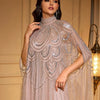 Una mujer vistiendo una elegante bata batwing transparente tono rosa con bordado de plata delicado.